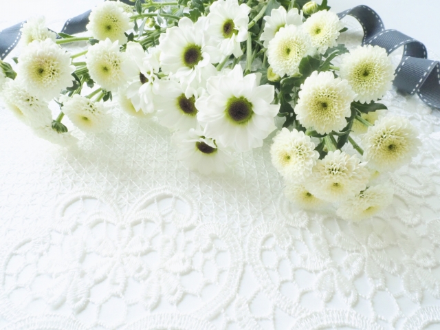 白い花の仏花の画像