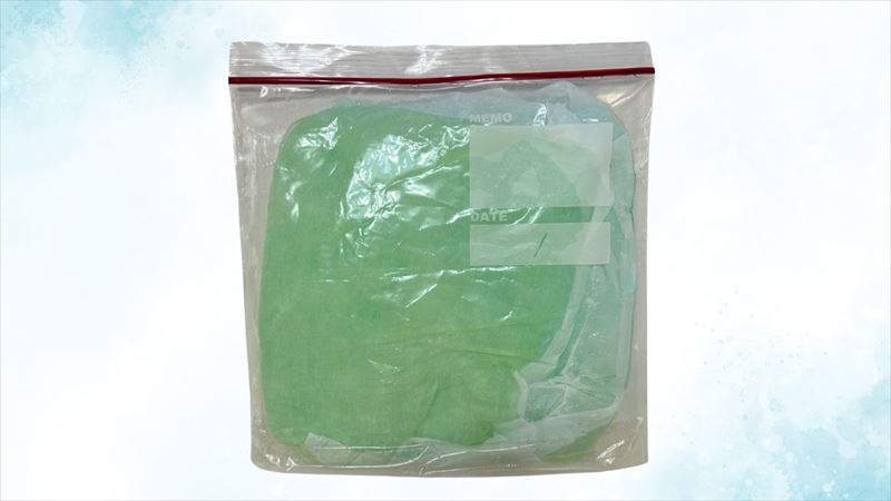 ジッパー付きのビニール袋に入っている水を含んだペットシーツ