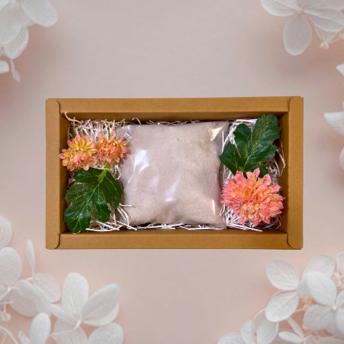 箱に入っているご遺骨とお花